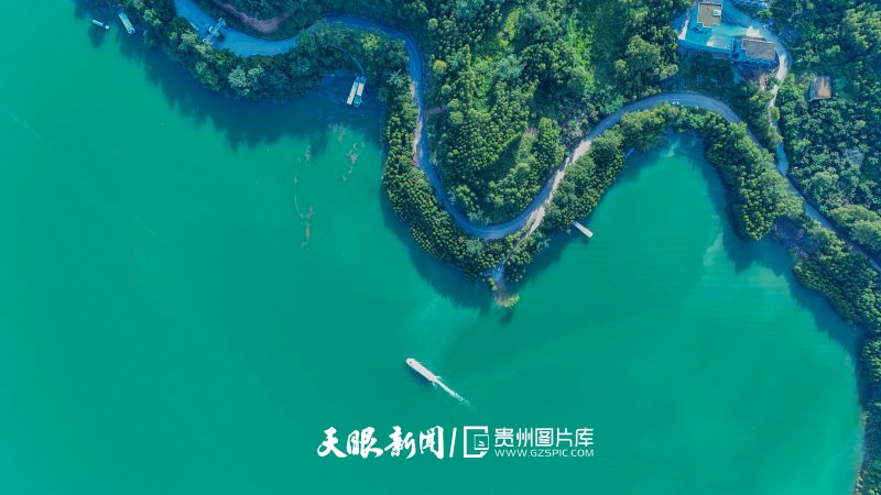 916587-2025年9月19日，贵州省黔西南州兴义市万峰湖景区风光旖旎，蓝天、白云、碧水与周边青山、村庄互相映衬，构成一幅绿色生态山水大画卷，美不胜收。.jpg