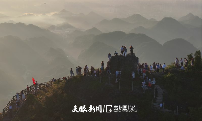 907290-2025年8月26日，游客在黔东南苗族侗族自治州凯里市香炉山景区拍照打卡、游玩，欣赏日出美景。.jpg