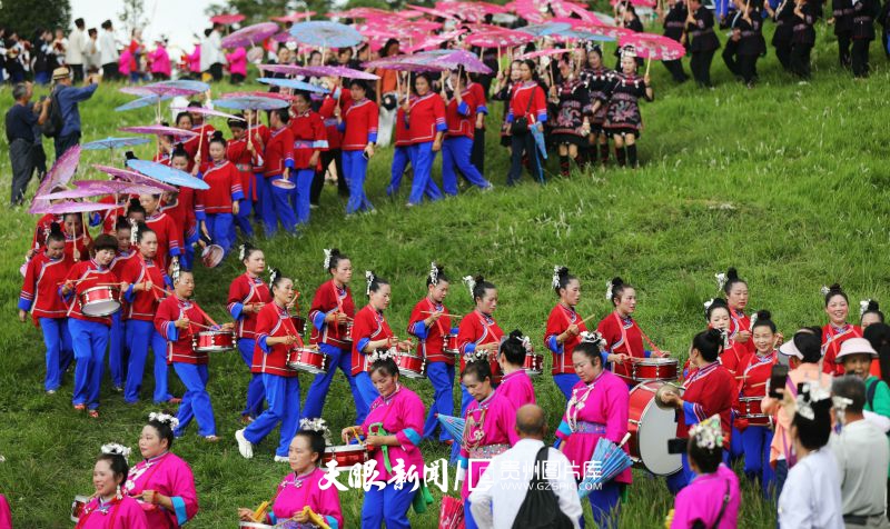 913675-9月11日，少数民族同胞身着节日盛装在锦屏县平秋镇高坝村参加游演。.jpg