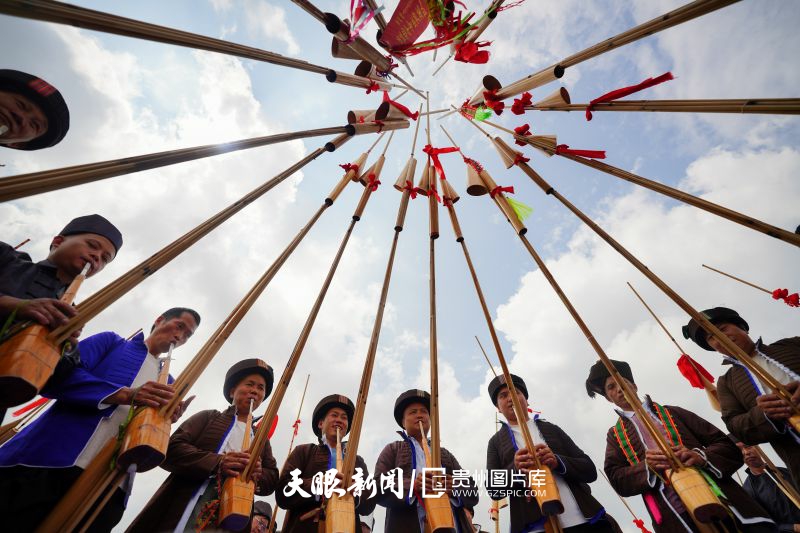 916720-9月20日，在贵州省丹寨县，身着传统服饰的群众在巡游展演中吹奏芦笙。.jpg