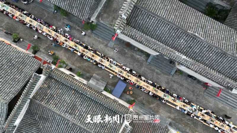 916830-2025年9月20日，游客在贵州省锦屏县隆里古城品尝长桌宴特色美食。.jpg