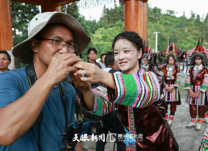 912299-2025年9月6日，瑶族同胞在贵州省黔东南苗族侗族自治州从江县翠里乡高华村的寨门拦路敬酒迎宾客。(7).jpg