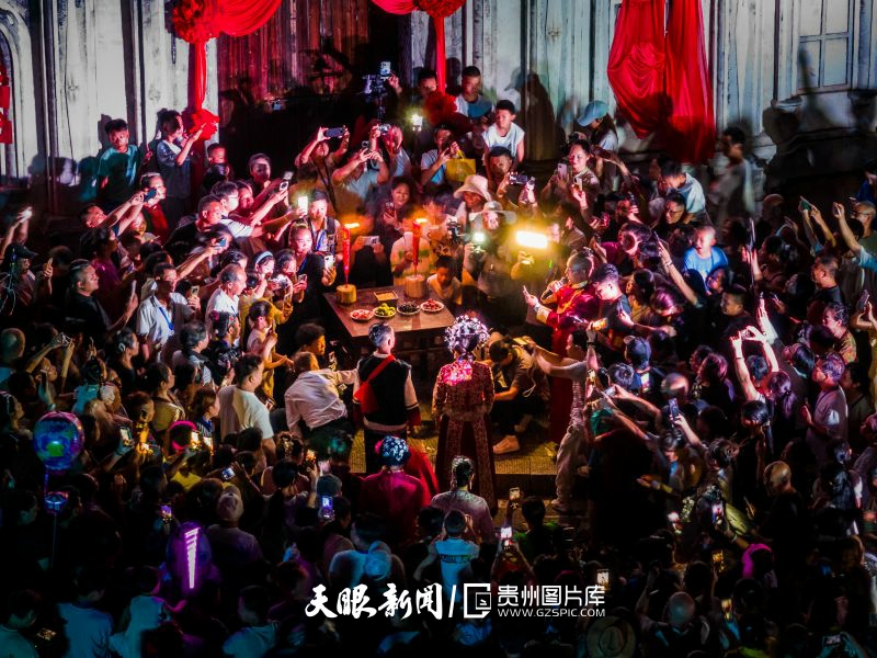 914353-游客在天柱县三门塘景区体验侗族婚俗。.jpg
