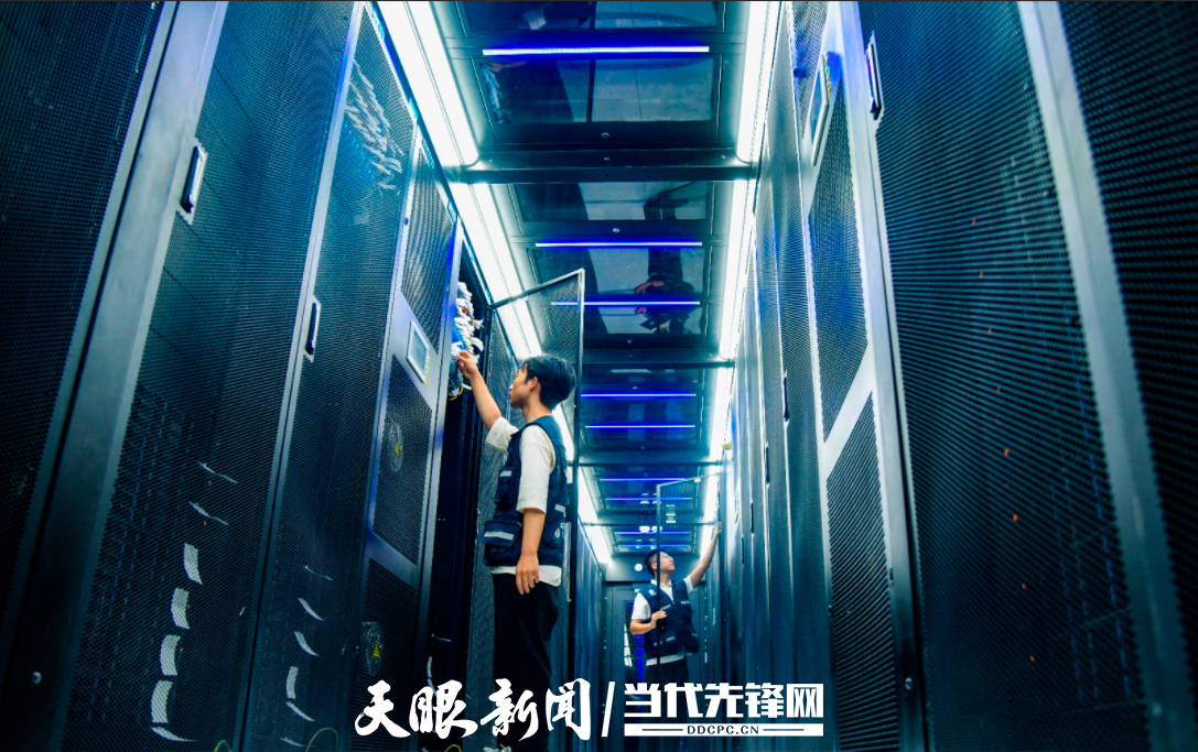 在贵安新区的中国移动（贵阳）数据中心，技术人员在机房内对服务器进行正常巡检工作。杨涛 摄.png