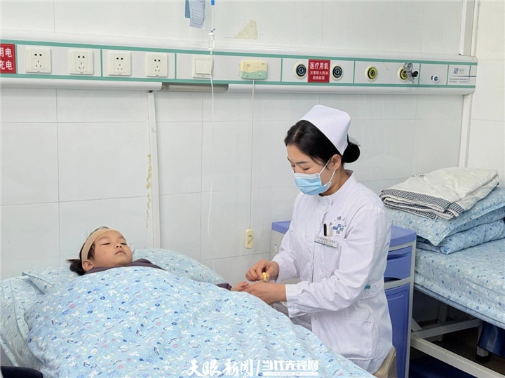 思南县塘头镇卫生院儿科护师汪珍仙为小孩进行生姜推擦治疗.jpg
