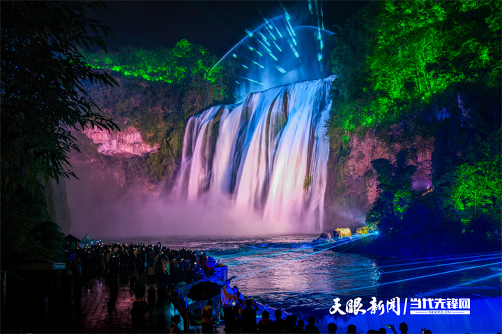 夜游黄果树。潘宗义 摄.jpg