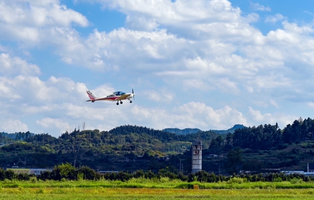 JZS_6106---2025年9月2日，在黄平县旧州机场，一架飞机正在飞行 贵州日报天眼新闻记者 贾智 摄.jpg