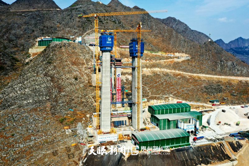596487-正在建设中的花江峡谷大桥5号主塔.jpg