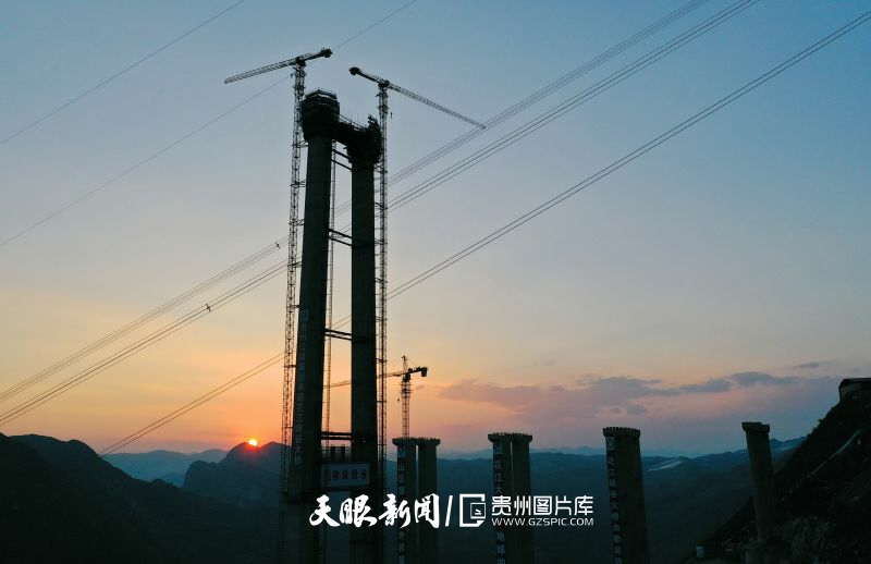 664016-2023年10月3日，夕阳下正在建设中的贵州省关岭县花江峡谷大桥关岭岸主塔。.jpg