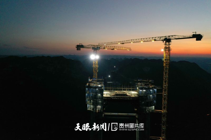 664018-2023年10月3日，夕阳下正在建设中的贵州省关岭县花江峡谷大桥关岭岸主塔。.jpg