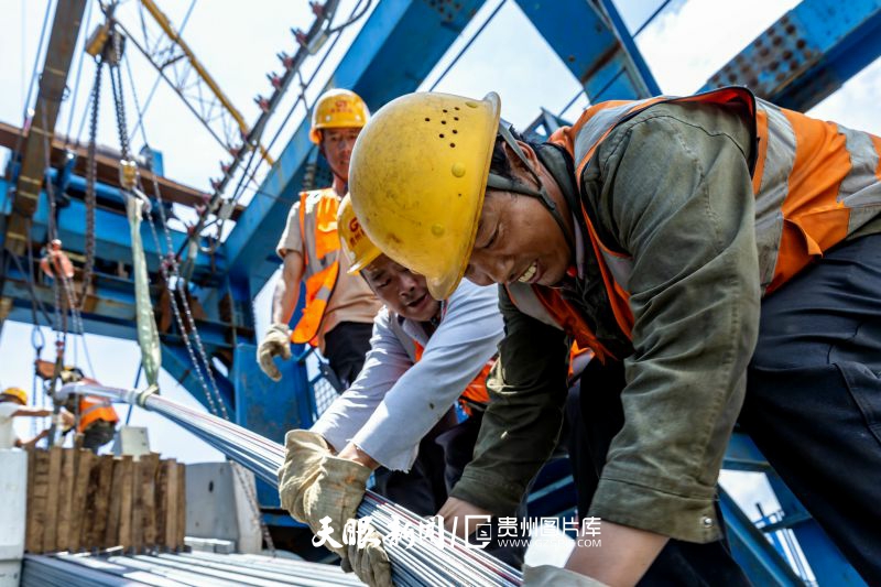 774018-2024年7月7日，贵州桥梁集团工人在花江峡谷大桥6号主塔进行主缆索股架设施工。.jpg