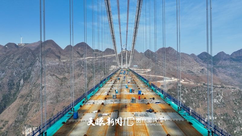 848421-2月28日，工人在贵州省花江峡谷大桥桥面上施工。.jpg