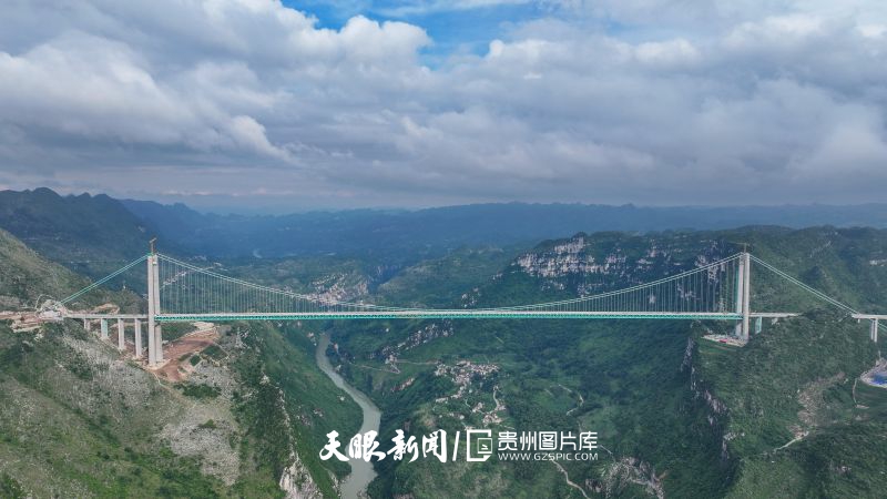 889449-6月29日，在贵州省黔西南州贞丰县平街乡拍摄的贵州六安高速公路花江峡谷大桥景色。.jpg