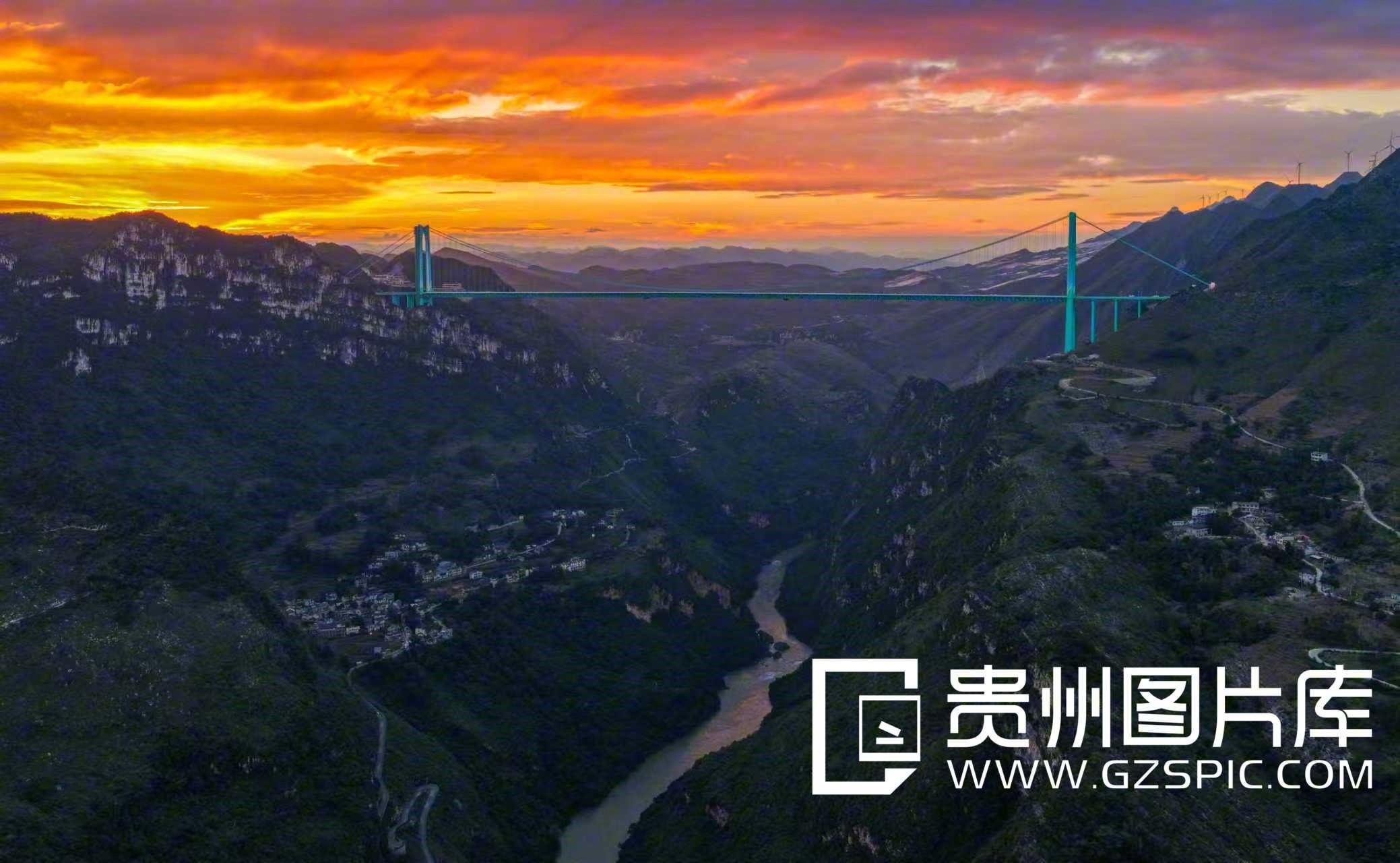 918950-云端之上的花江峡谷大桥.jpg
