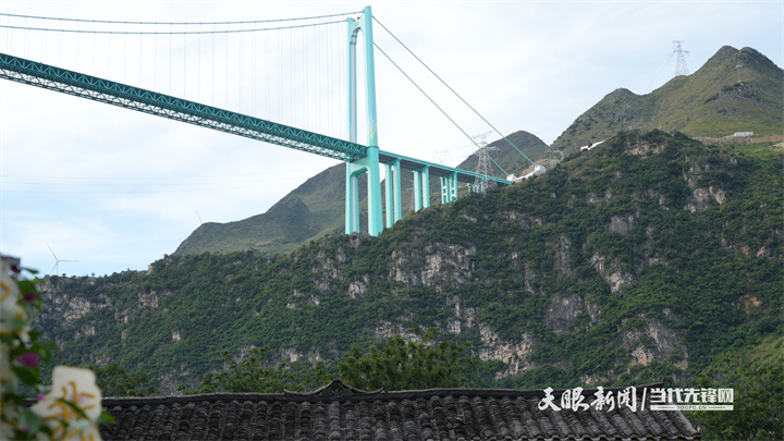小花江仰观花江峡谷大桥。.jpg