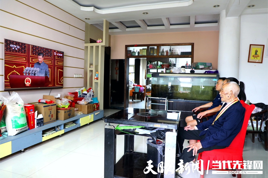 徐以根在家观看阅兵.JPG