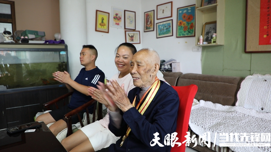 看阅兵情不自禁鼓掌.jpg