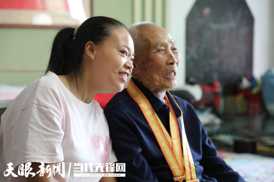 看到中国军队开心笑了.JPG