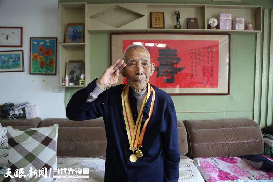 徐以根老人行军礼.JPG