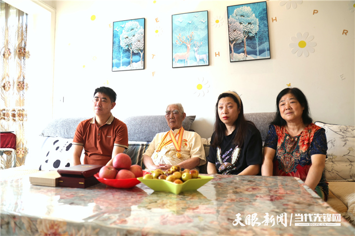 9月3日9点，遵义市红花岗区94岁抗战老兵童允冲和家人一起观看阅兵活动。贵州日报天眼新闻记者 李洋 摄影报道.jpg