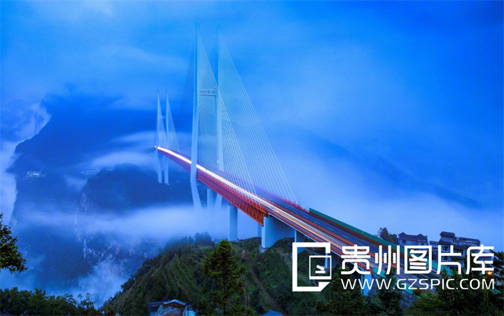 北盘江大桥横跨云贵两省交界的北盘江大峡谷，全长1341.4米，桥面到谷底垂直高度565米，相当于200层楼高。杨通富 摄.jpg