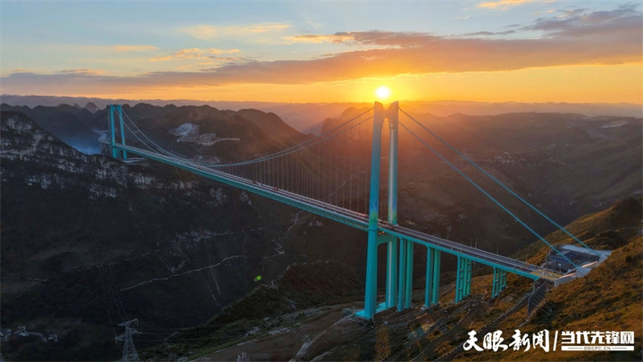 花江峡谷大桥与绚丽晚霞同框。廖文祥 摄.jpg