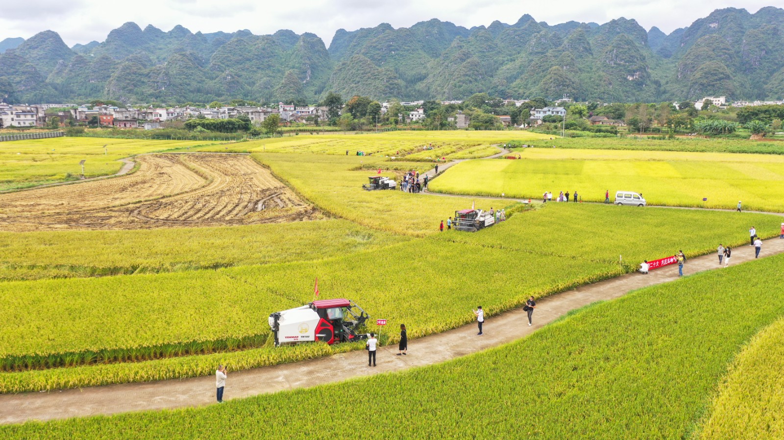 527467-9月23日，农机手在贵州省黔西南布依族苗族自治州兴义市万峰林街道乐立村参加水稻机收大比武。.jpg