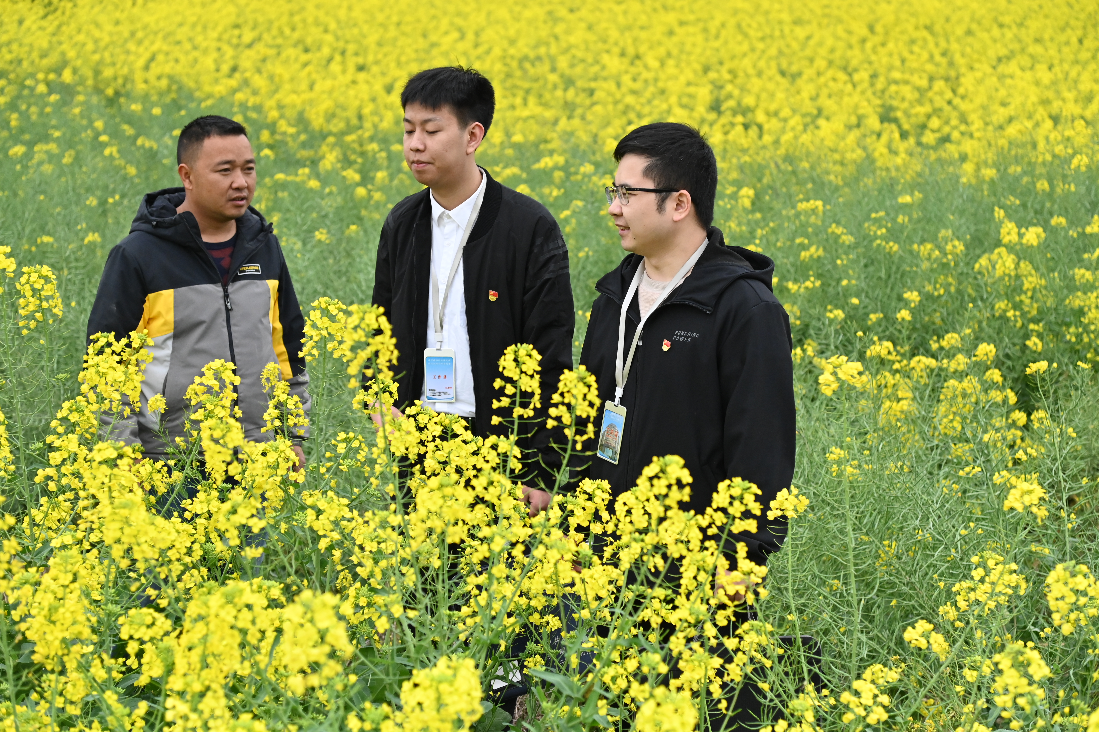 17907404881963.jpg 图为安顺经济技术开发区纪检监察干部到幺铺镇潘苑村开展耕地非农化监督检查工作.jpg
