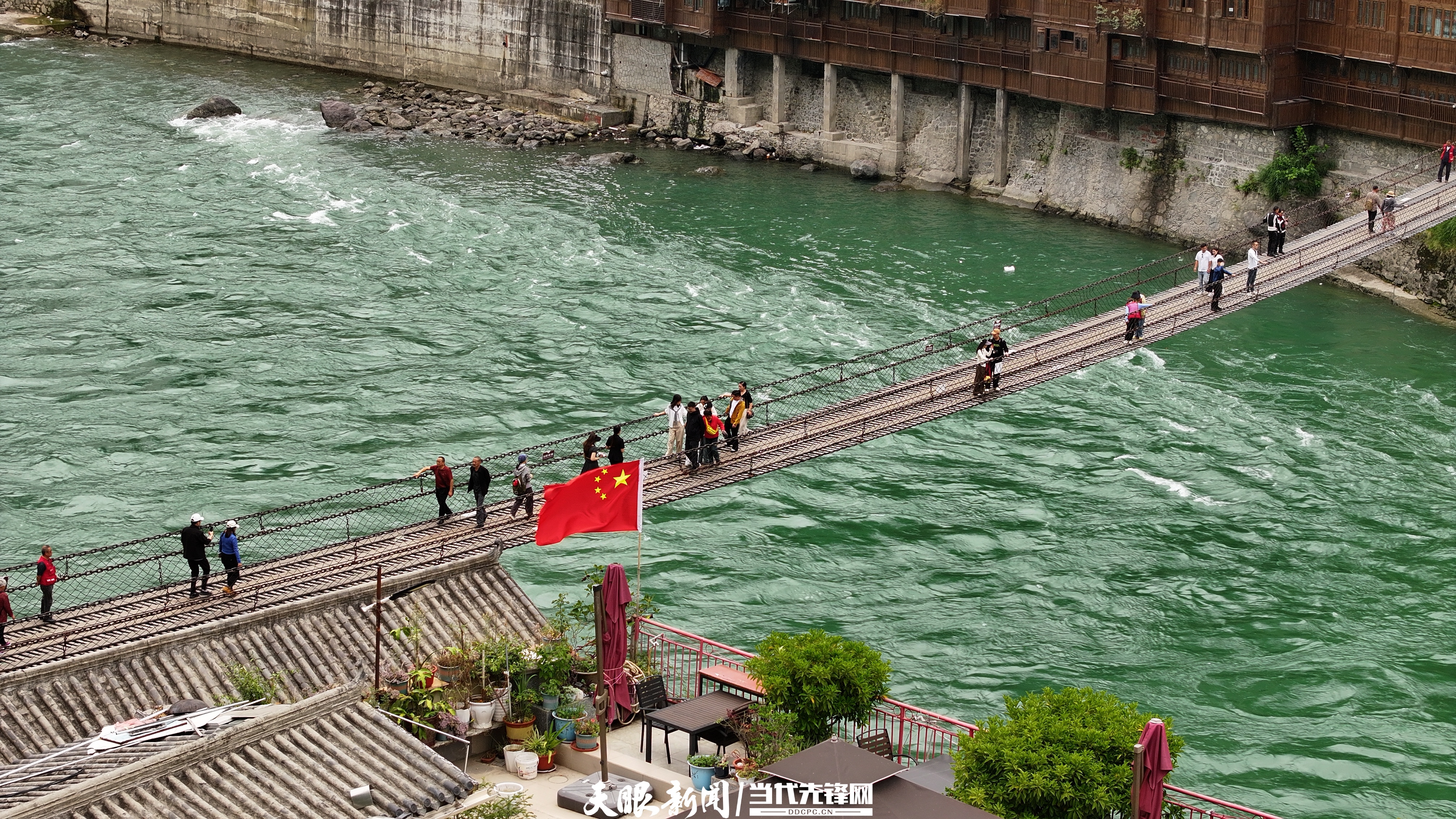 游客走上泸定桥，重温那段烽火岁月.JPG