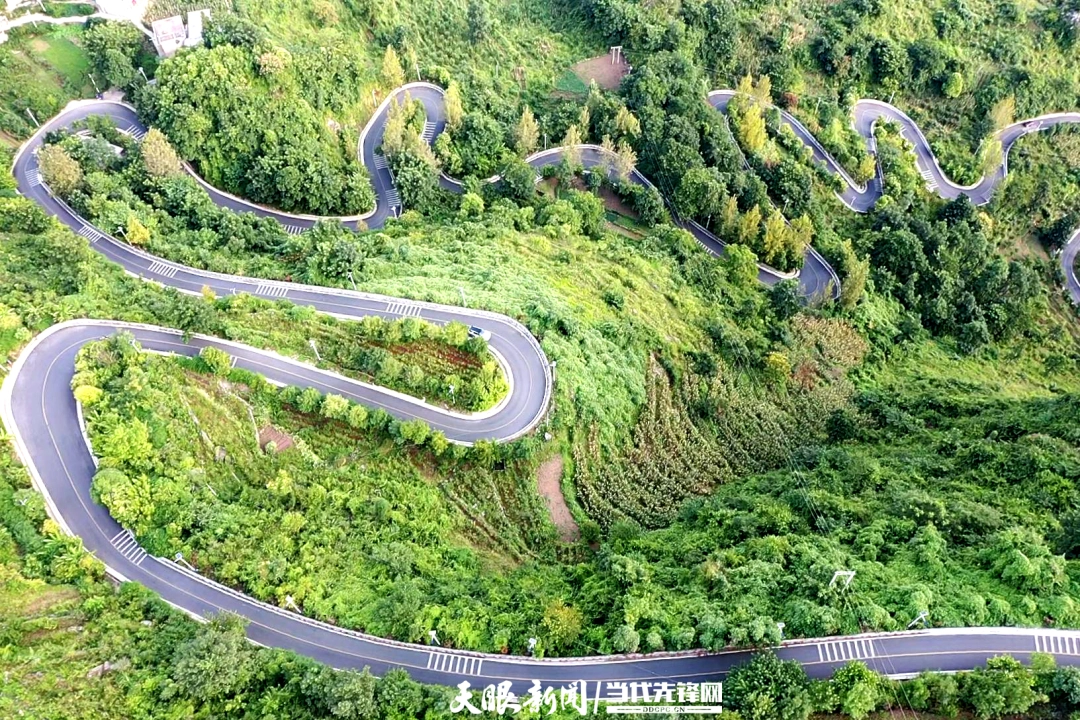 蜿蜒盘旋的旅游公路.jpg