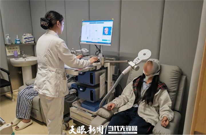 dD0xNzkyNTkwODIyX3I9ZGQxZGZmZmFfdz03MjBfcT0xMDBfZT1wbmc=.webp 患者正在大方县人民医院精神心理卫生中心门诊进行物理治疗.png