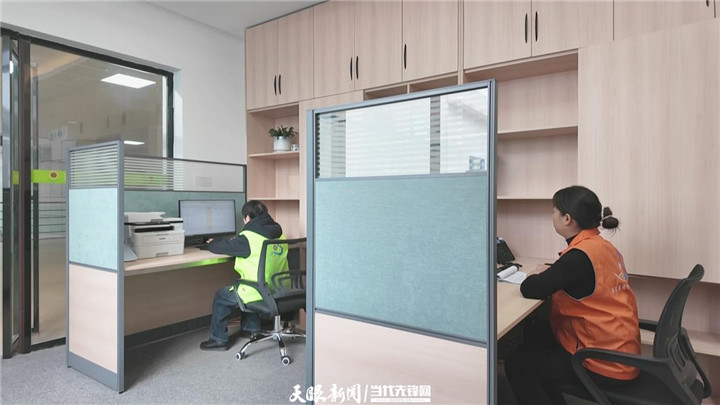 17812317113736.jpg 铜仁市12356心理援助热线接听座席.jpg