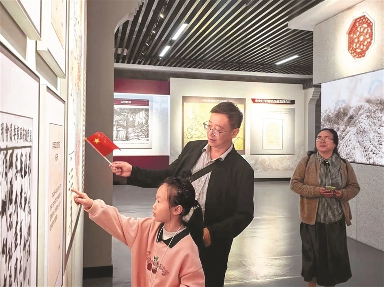 游客带孩子到瓮安县猴场会议纪念馆接受红色教育。 杨青 摄（影像贵州）.jpg