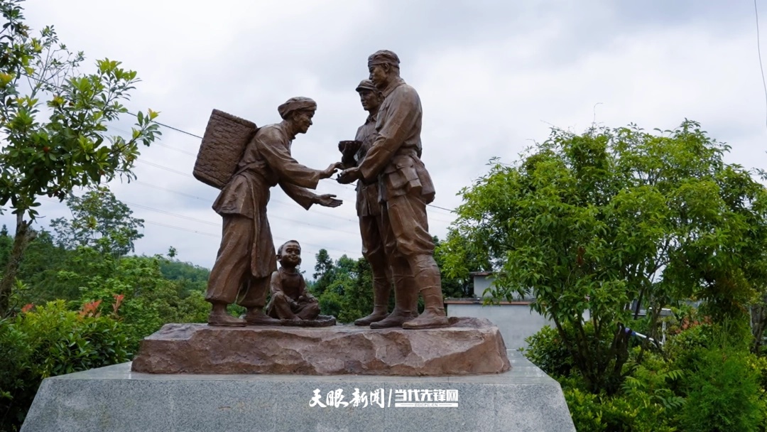 黔西南州兴仁市海河红军战斗遗址公园内的“一颗子弹的故事”雕像。 天眼新闻记者 彭玲 摄.jpg