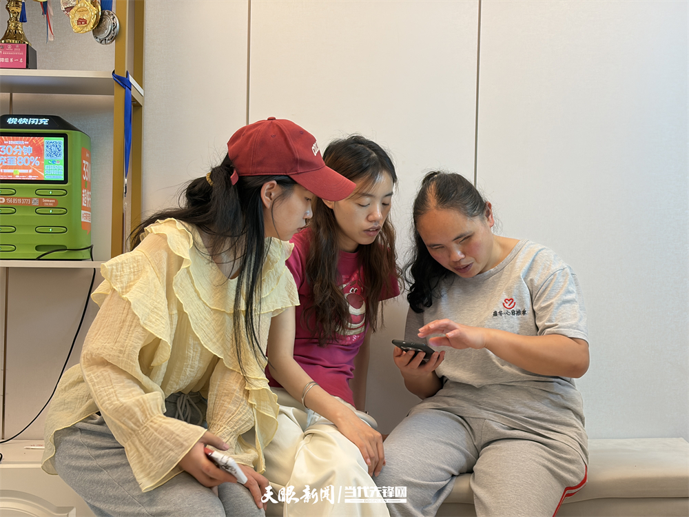 志愿者走进盲人按摩店，手把手教他们使用贵州盲人数字图书馆APP和小程序。贵州省图书馆供图.jpg