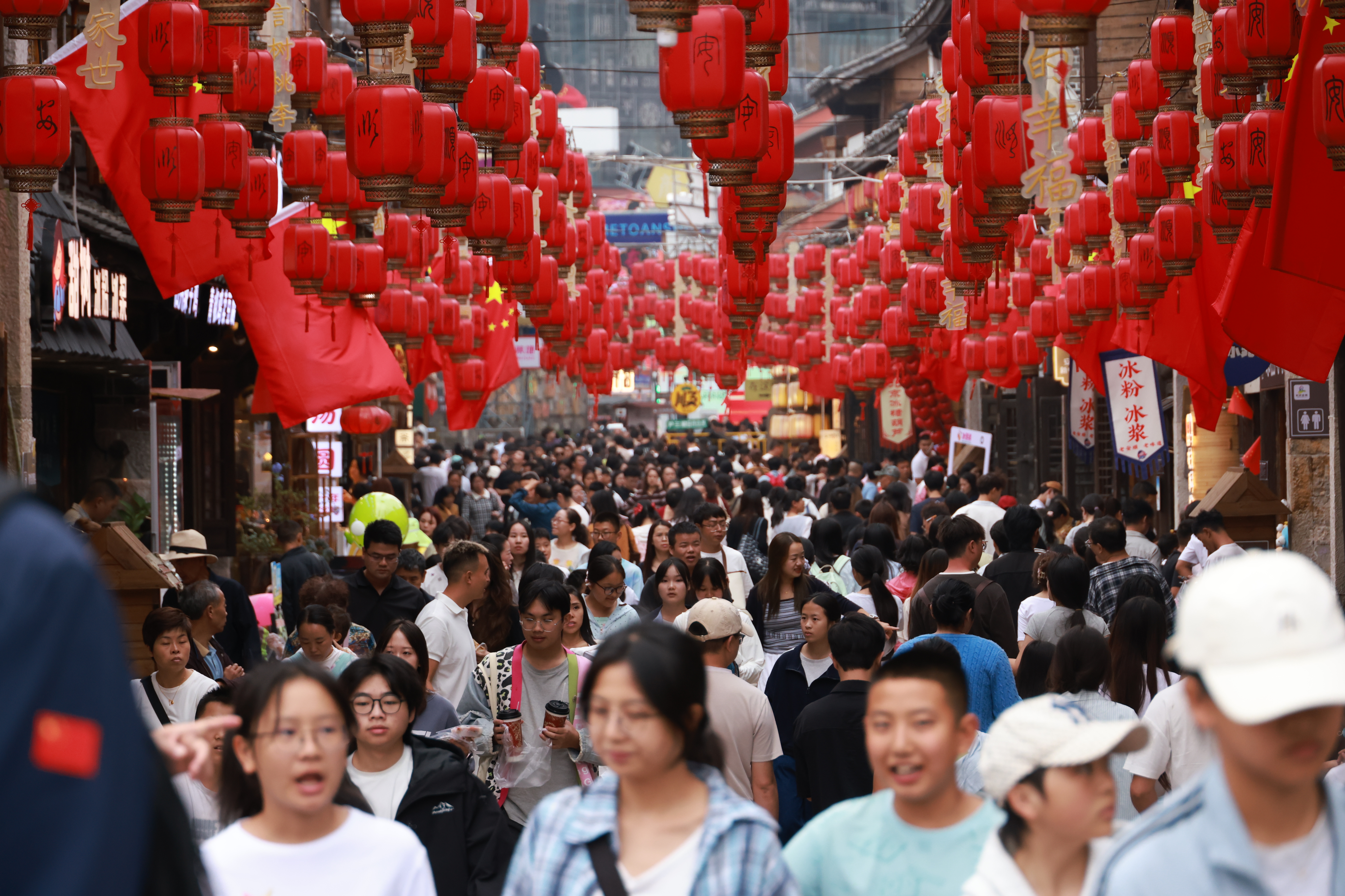 10月3日，安顺古城人头攒动。本报记者 杨曦 摄.jpg