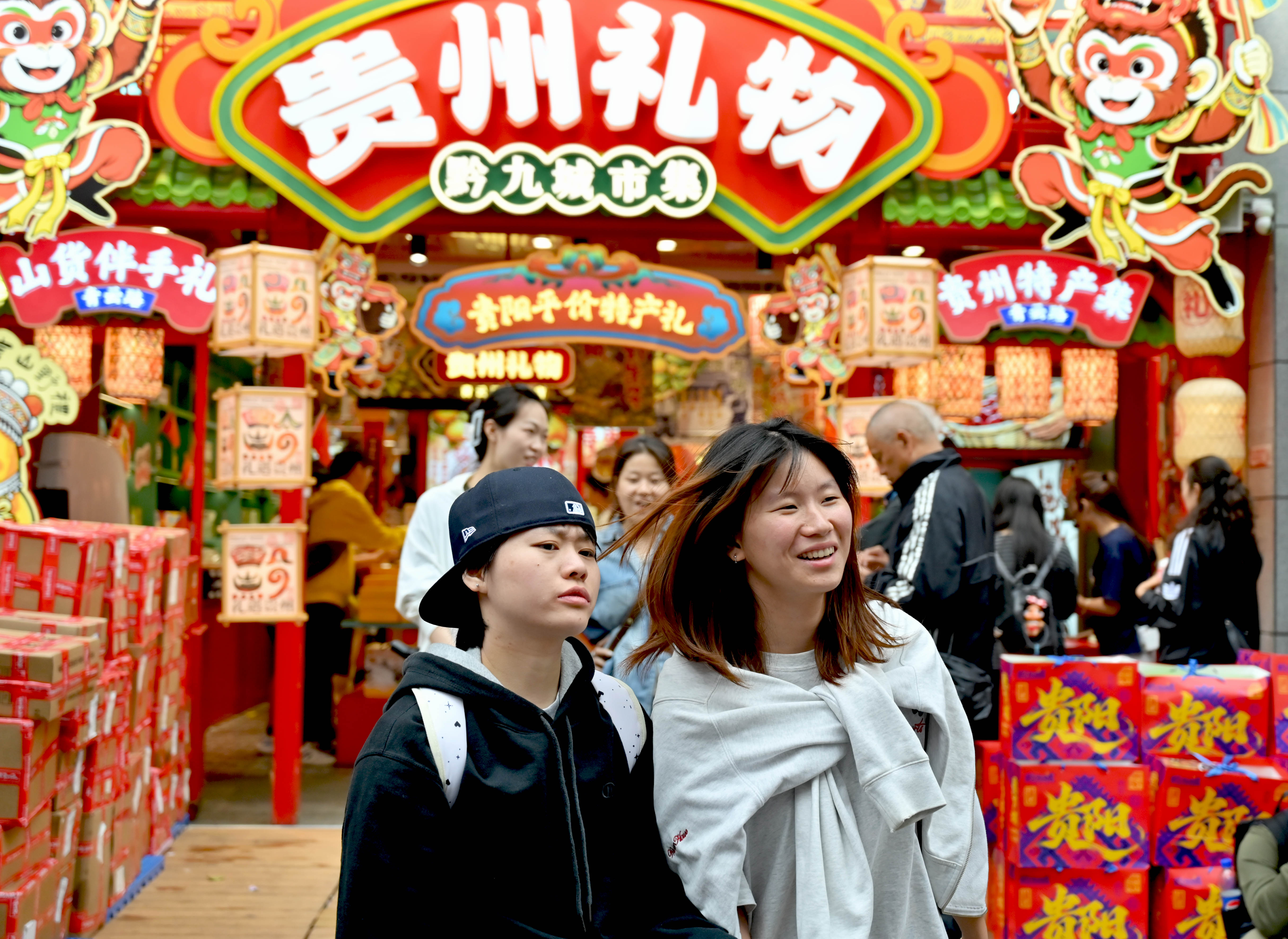 10月2日，贵阳特产店内客流涌动，各式各样的黔味伴手礼让游客目不暇接。本报记者 程洁.jpg