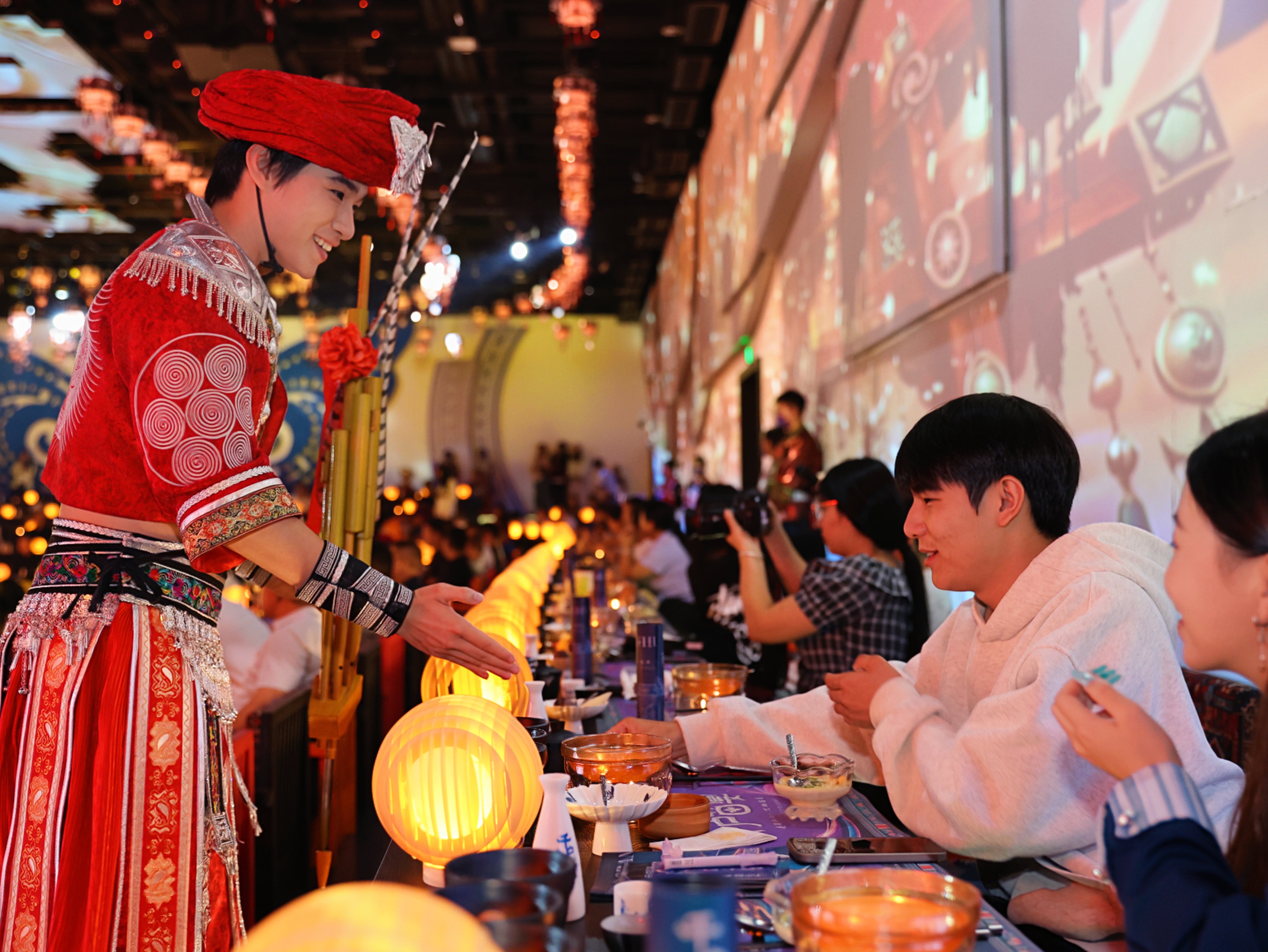10月1日，“美丽西江·千户苗宴”沉浸式非遗美学主题餐秀在西江千户苗寨正式开启。本报记者 蒋鸿琪 (1).jpg