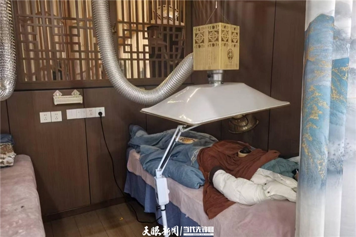 绥阳县中医医院睡眠中心患者正接受中医睡眠治疗.jpg