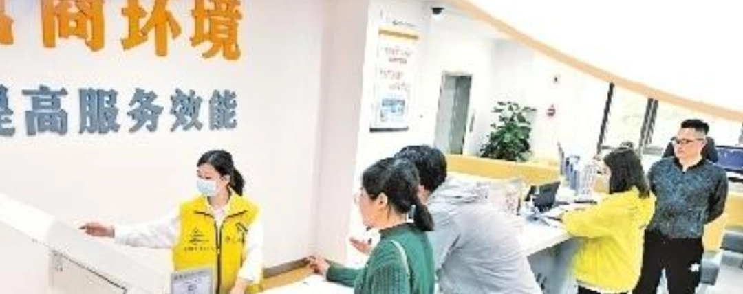 dD0xNzcyMDY0ODY2X3I9NjdkNmM2NDBfdz0xMDgwX3E9MTAwX2U9cG5n.webp 贵阳市南明区政务服务大厅法人综合服务区事前辅导咨询台。 赵松 摄.png