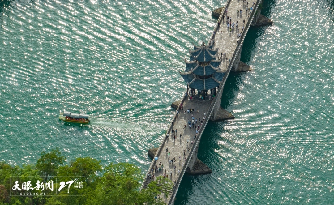 dD0xNzcyMDYzNTM5X3I9MDI4ZDgxMzVfdz0xMDgwX3E9MTAwX2U9anBn.webp 黔东南镇远古城吸引游客。叶顺强 摄.jpg