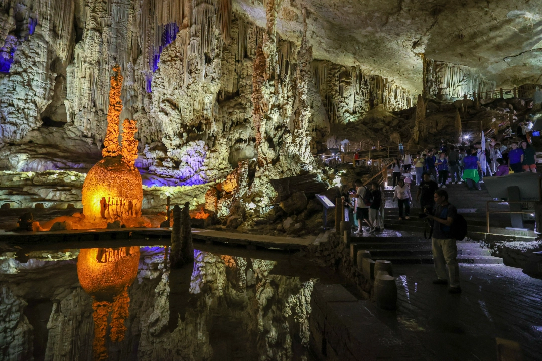 游客在织金洞景区游览。 陈曦 摄.jpg