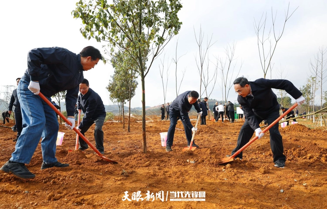 dD0xNzcyMjc2MjIyX3I9YTgwY2E4OWZfdz0xMDgwX3E9MTAwX2U9anBn.webp (审定)DPC_7587-2 ----- 图为省委书记徐麟,省委副书记、省长李炳军,省政协主席赵永清在贵阳市双龙航空港经济区小碧乡秦棋村义务植树活动。贵州日报天眼新闻记者 杜朋城 摄影.jpg