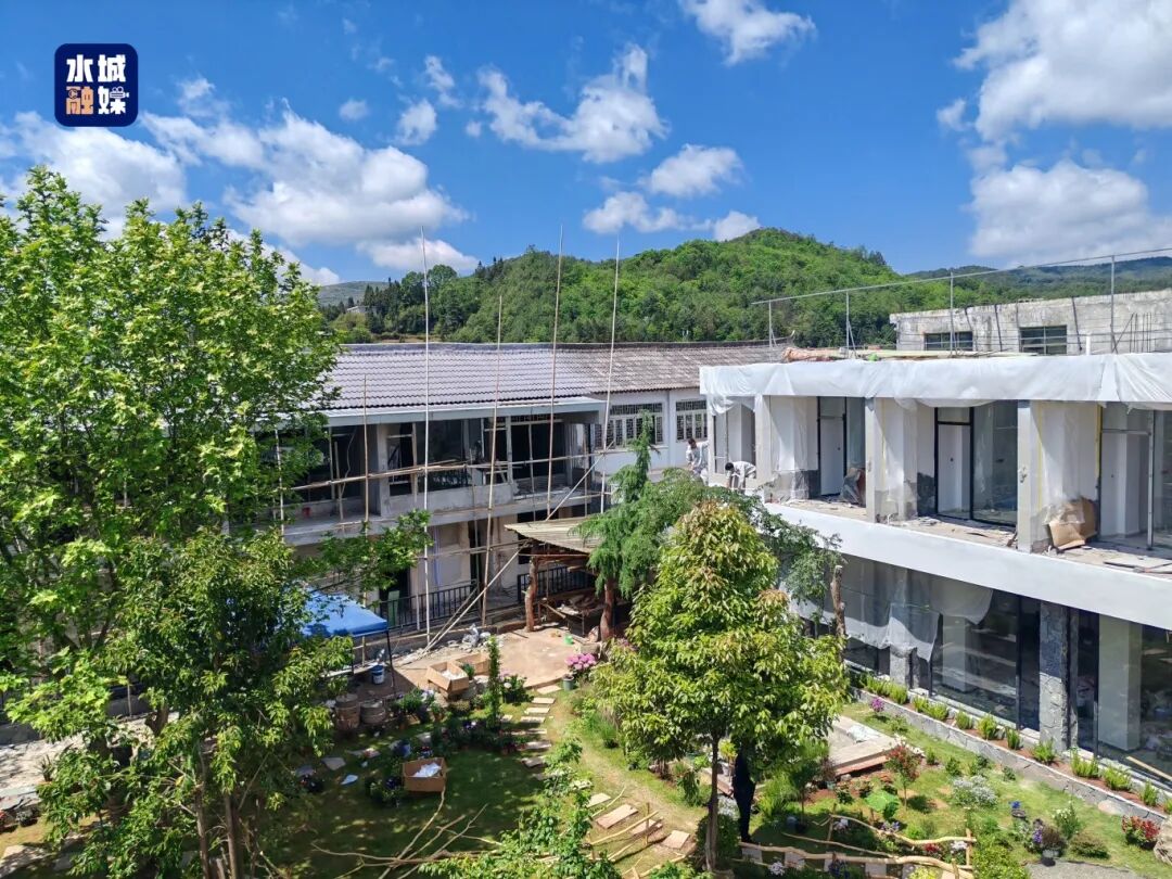 工人正在布置绿植、铺设步道,花园式休闲空间已初具雏形。周瑞平摄.jpg