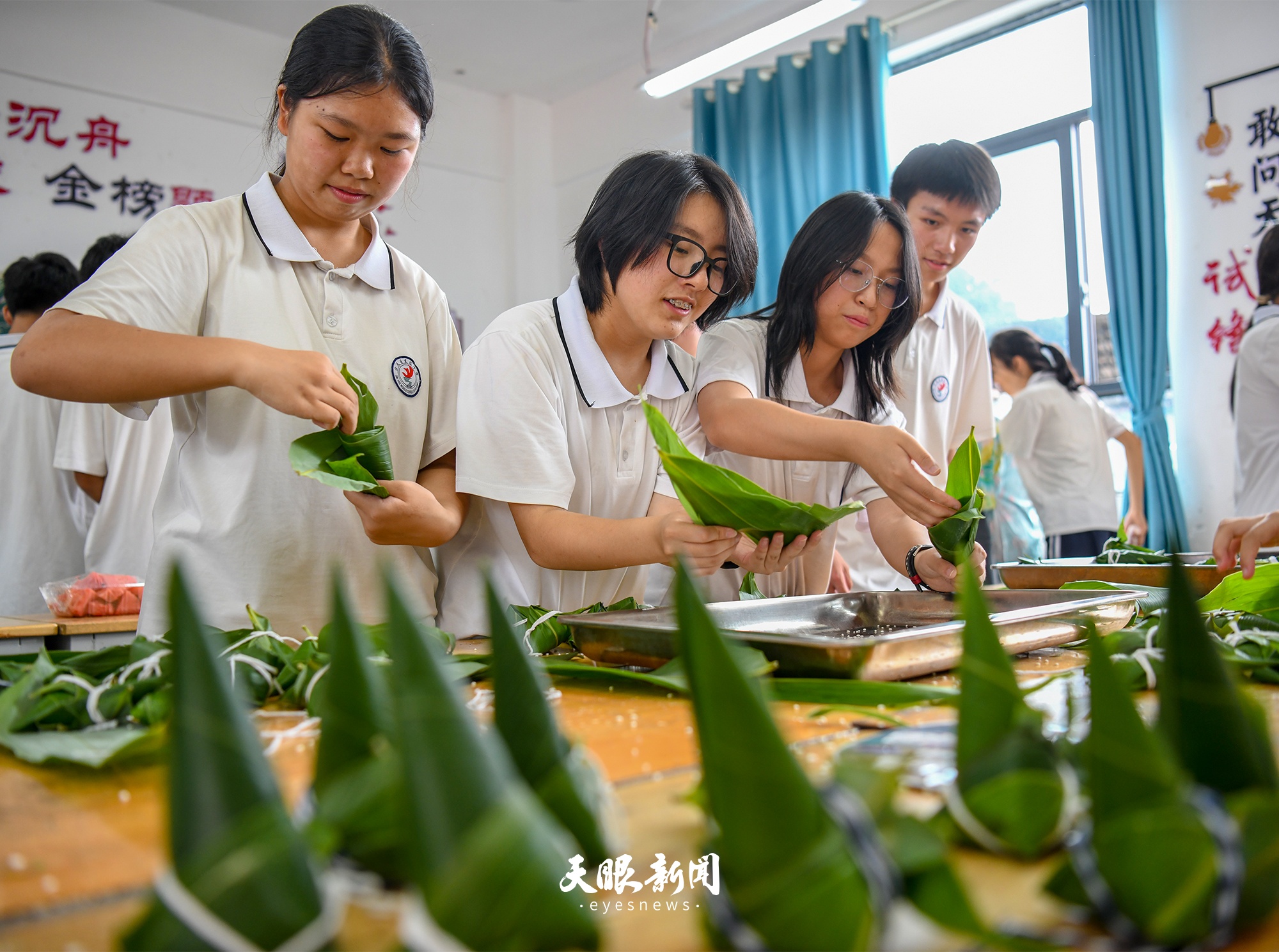 1005635-6月17日，在贵州省遵义市余庆县实验中学，学生在学习包粽子。.JPG