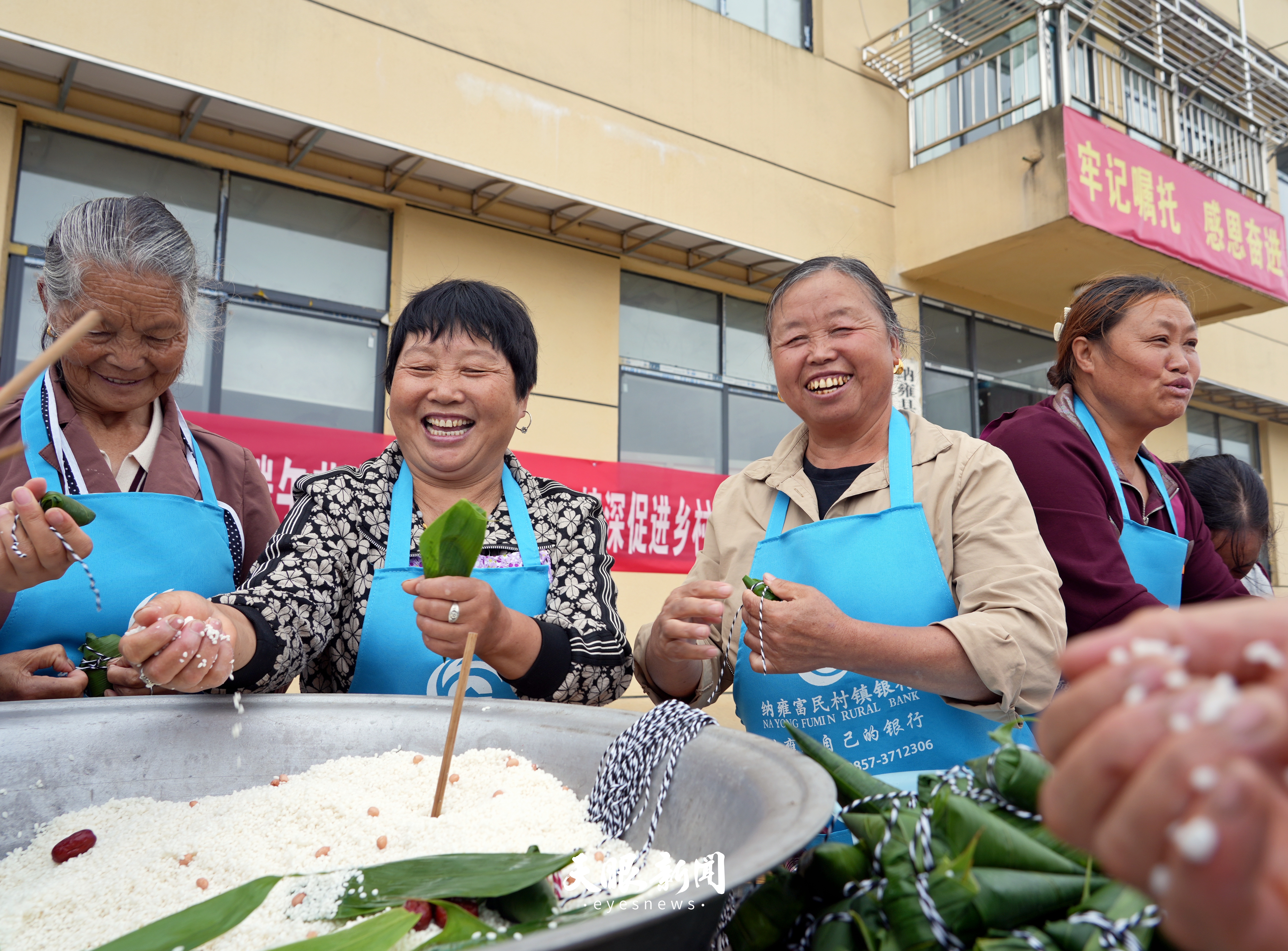 1005821-2026年6月17日，贵州省毕节市纳雍县乐治镇金洞社区，村民在包粽子。.jpg