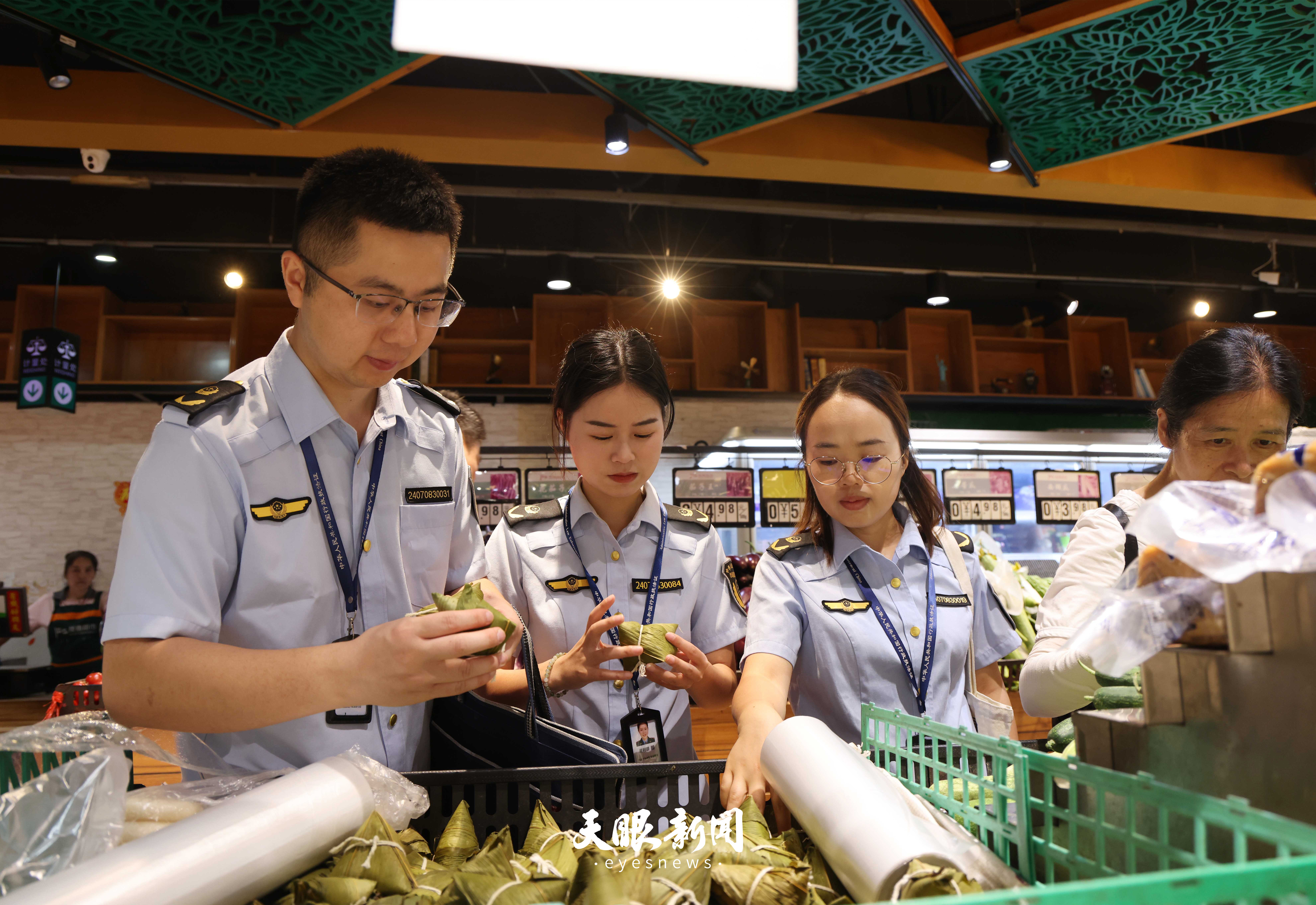 1005709-6月17日，锦屏县市场监督管理局执法人员深入某商超，对在售零售散装粽子进行现场检查。.JPG