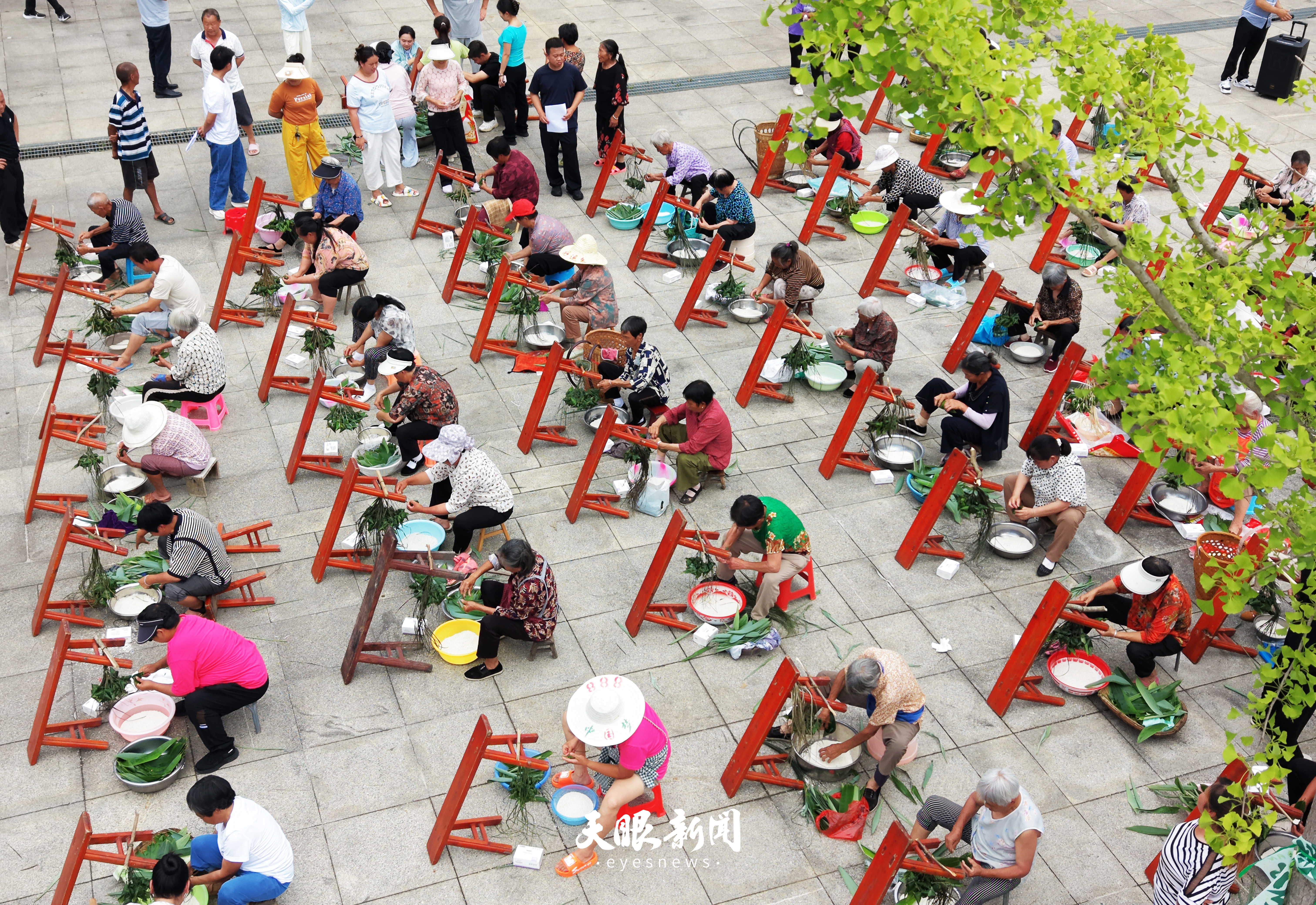 1005718-6月17日，铜仁市印江自治县合水镇兴旺村广场上，村民正在包粽子比赛。.jpg