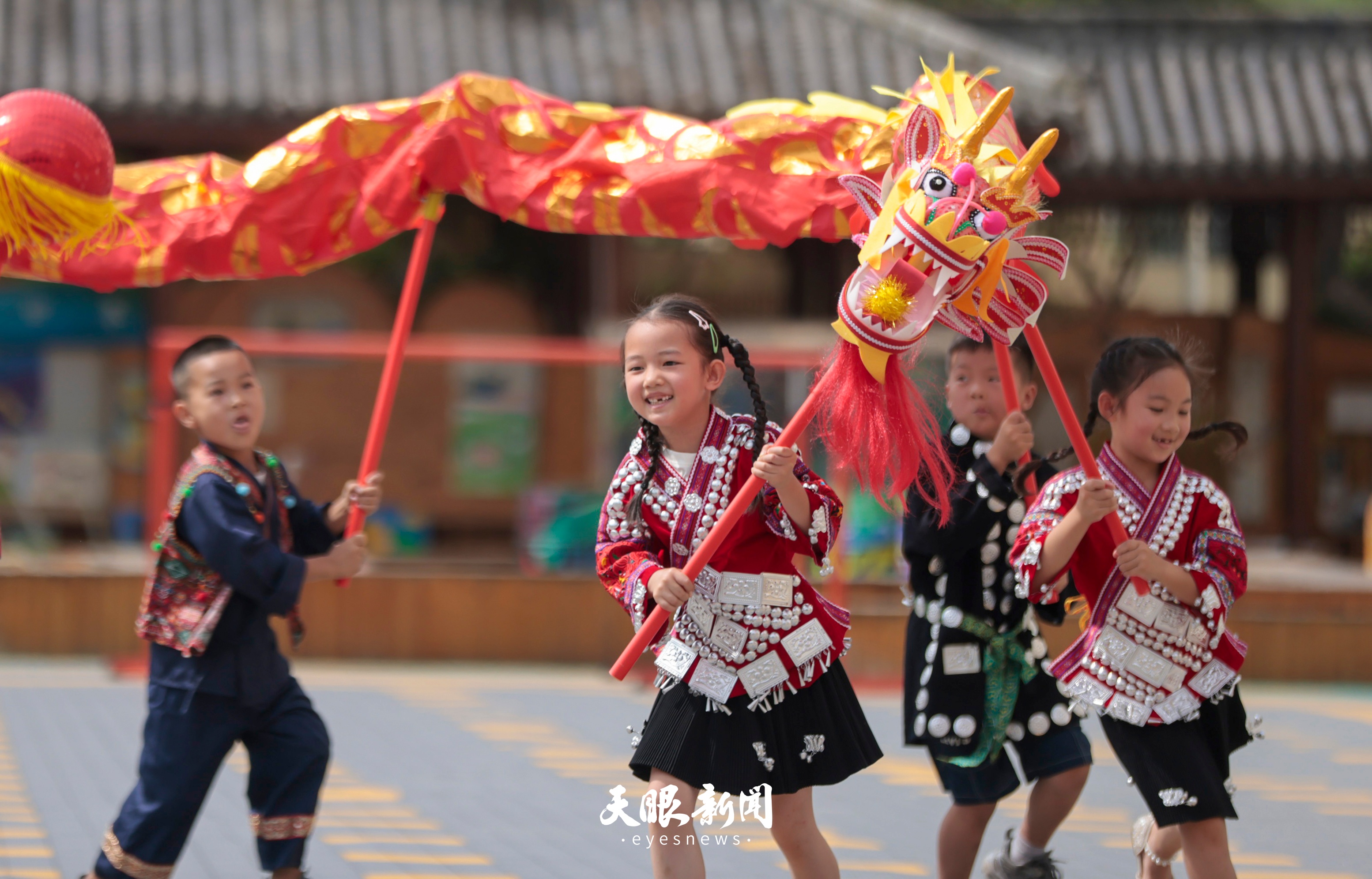1005834-2026年6月17日，贵州省黔东南苗族侗族自治州施秉县第四幼儿园的小朋友在舞龙。.JPG