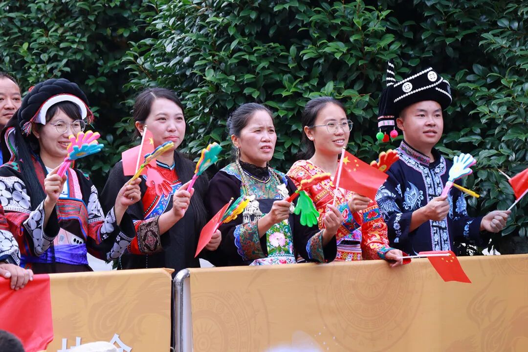 少数民族群众为跑友加油助威-FZ10022226518.jpg